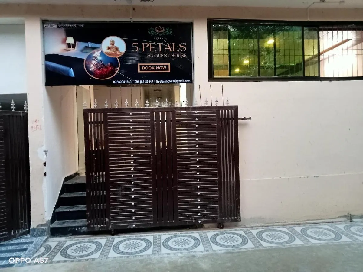 Guest house 5 Petals Hotel Varanasi India