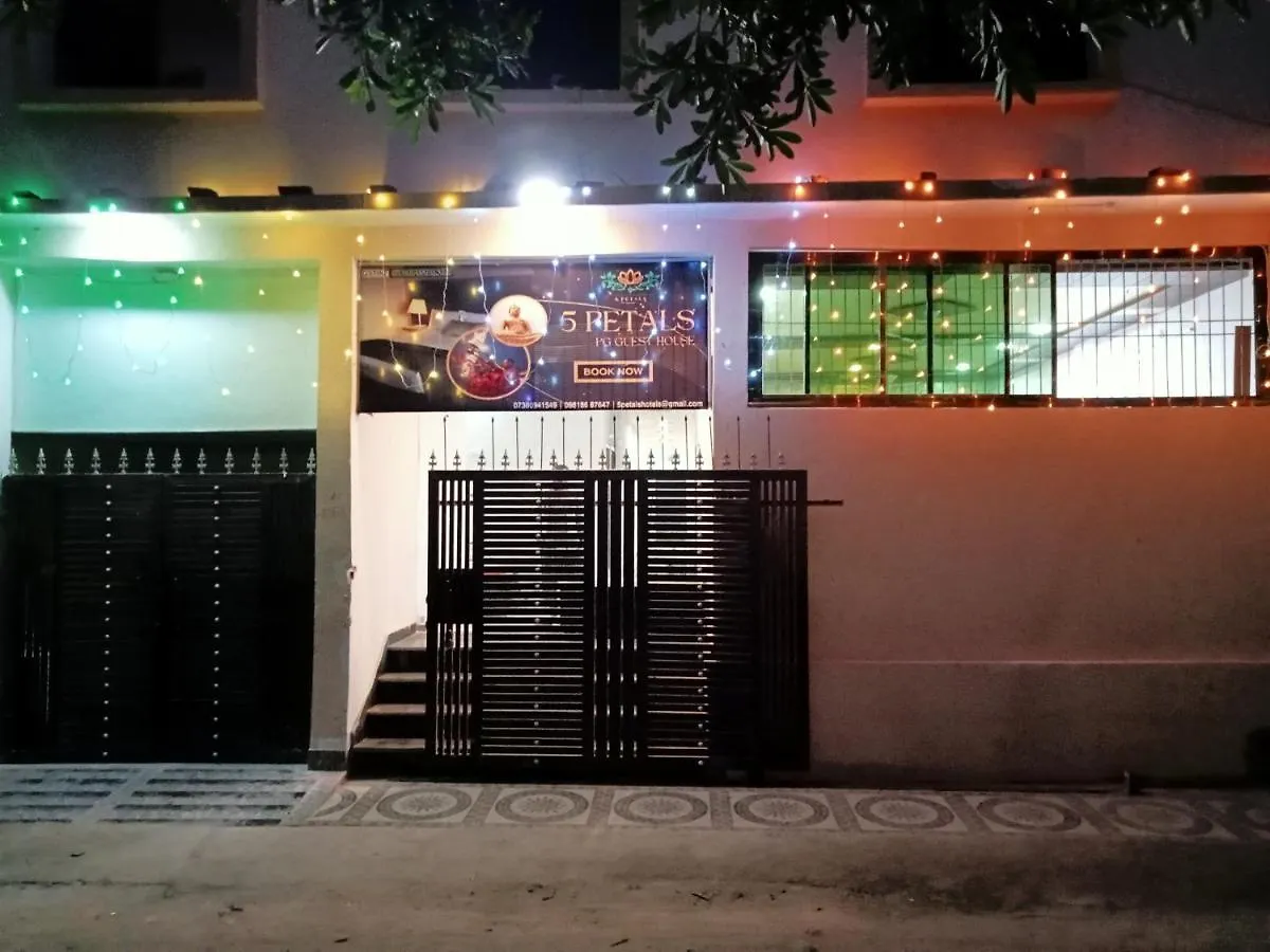5 Petals Hotel Varanasi 0*,  India